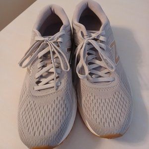Size 9 New Balance Tennis/Running Shoes